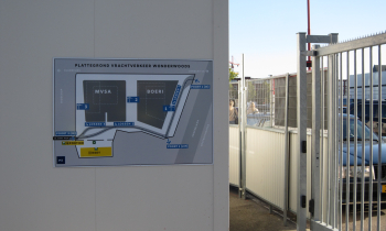 BP - Bouwplaatbord bij schuifhek.JPG